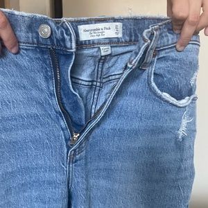 Abercrombie 90s High Rise curve love jean 27/4s
